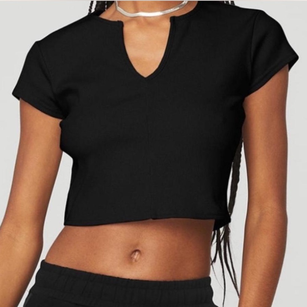 ALO BLACK RIBBED CROPPED
SAVVY SHORT SLEEVE SIZE MEDIUM